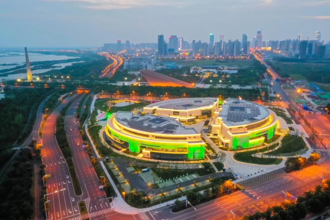 航拍夜色中的安徽创新馆。记者 苏玲 摄